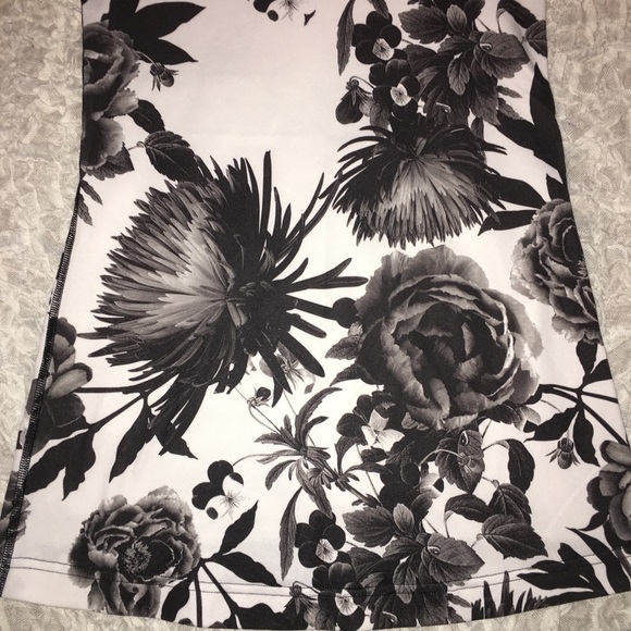Lululemon black and White Brisk Bloom Tank C - Picture 4 of 8